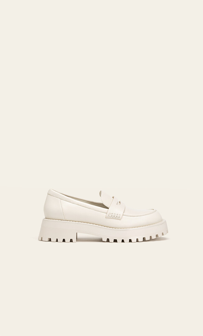 

Stradivarius Mokasins mit Profilsohle NATUR 39