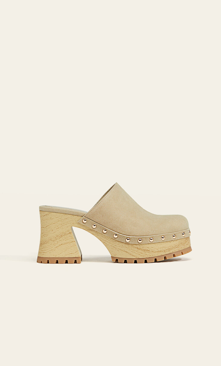Zuecos tacón tachas