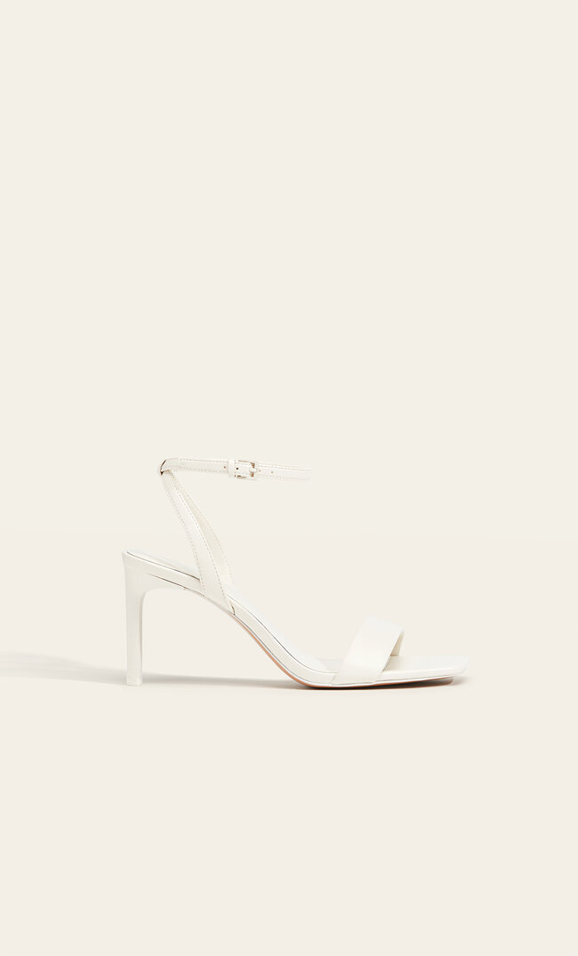 

Stradivarius Absatzsandalen Mit Gesteppten Riemchen Natur 39