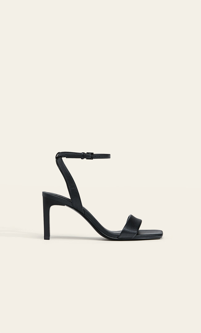 

Stradivarius Absatzsandalen Mit Gesteppten Riemchen Schwarz 37