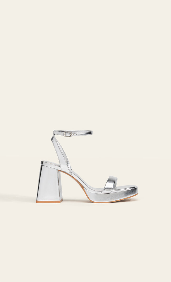 

Stradivarius Silberfarbene Sandalen mit Plateau-Absatz SILBER 39