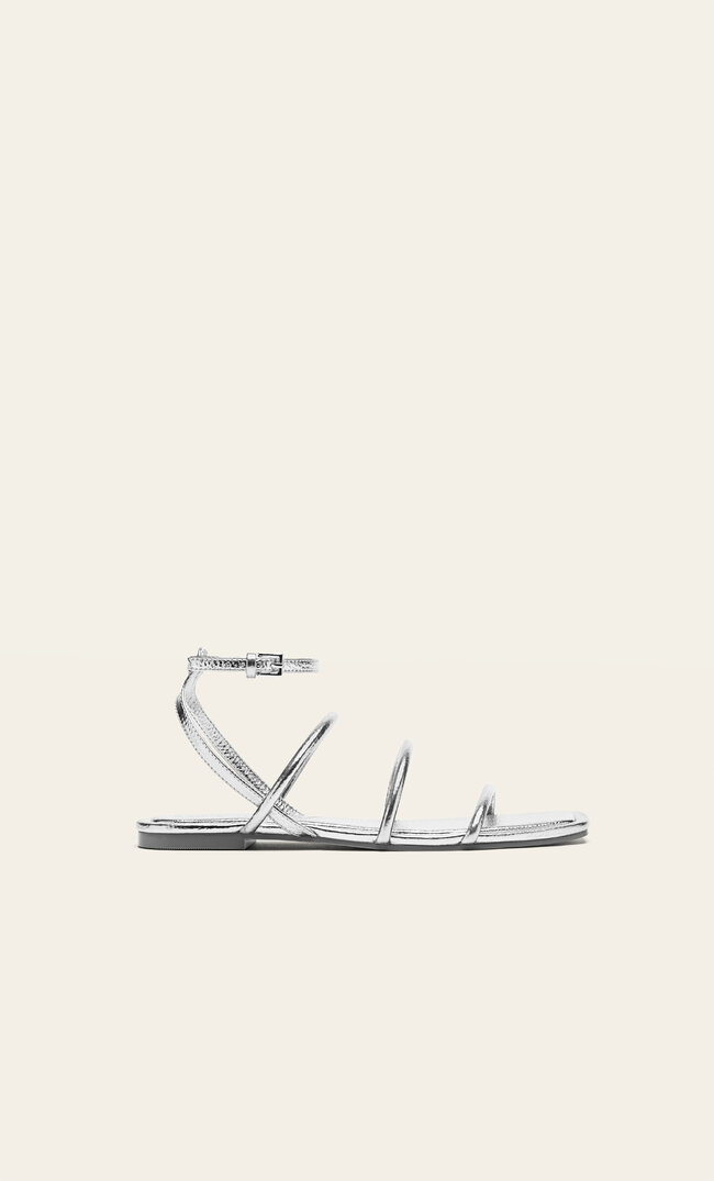 

Stradivarius Flache Sandalen mit geschnürten Riemchen SILBER 38