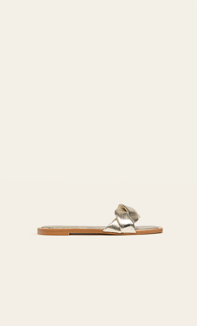 Stradivarius Flache, Geflochtene Sandalen Gold 41