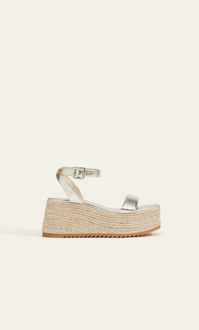 

Stradivarius Schuhe Aus Jute Mit Mini-Keilabsatz Und Schnallen Gold 35
