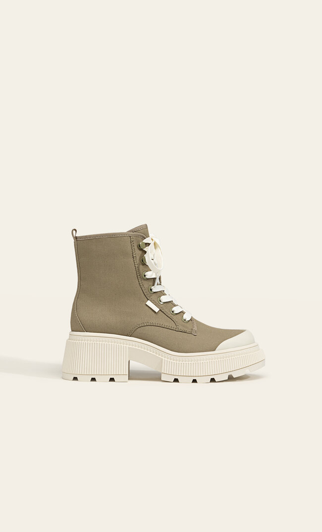 

Stradivarius Sznurowane botki za kostkę z materiału na płaskiej podeszwie Khaki 37