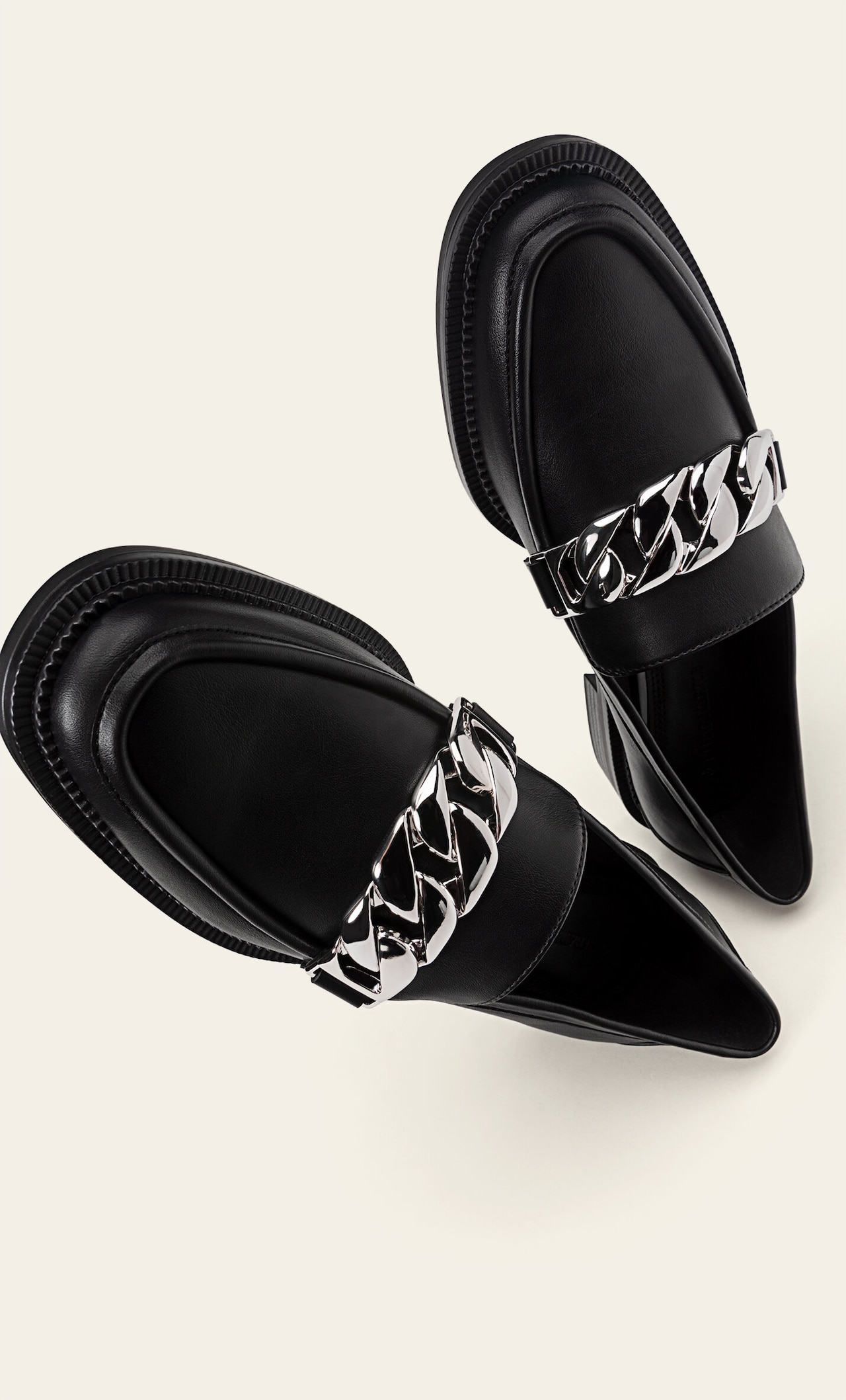Indflydelse Afstem geni Black loafers with chain detail - Women's fashion | Stradivarius United  States