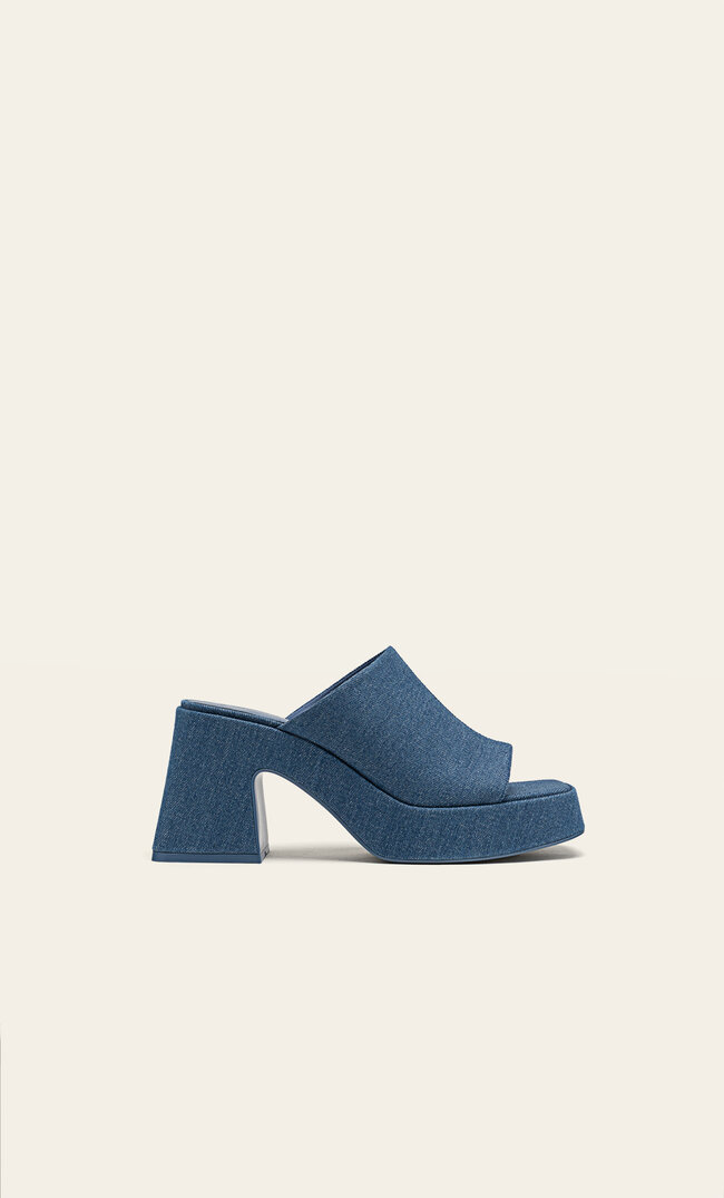 

Stradivarius Denimowe chodaki na platformie i obcasie Niebieski denim 41