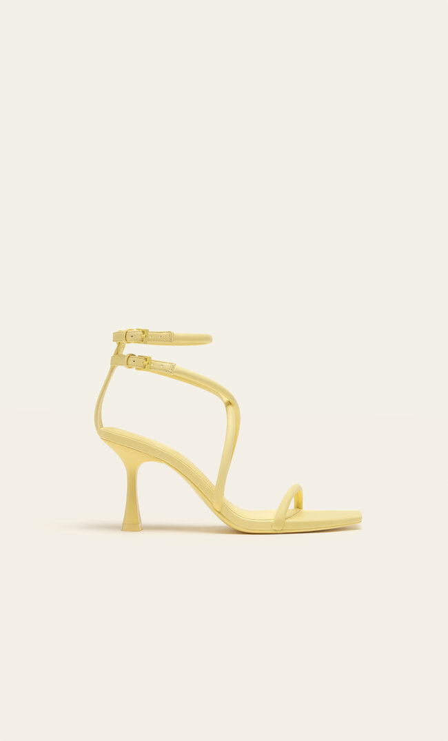 

Stradivarius Absatzsandalen mit gesteppten Riemchen SENFFARBEN 38