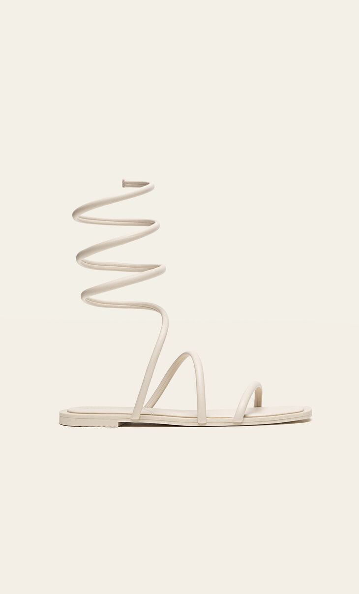 Platte sandaal met buisvormige bandjes