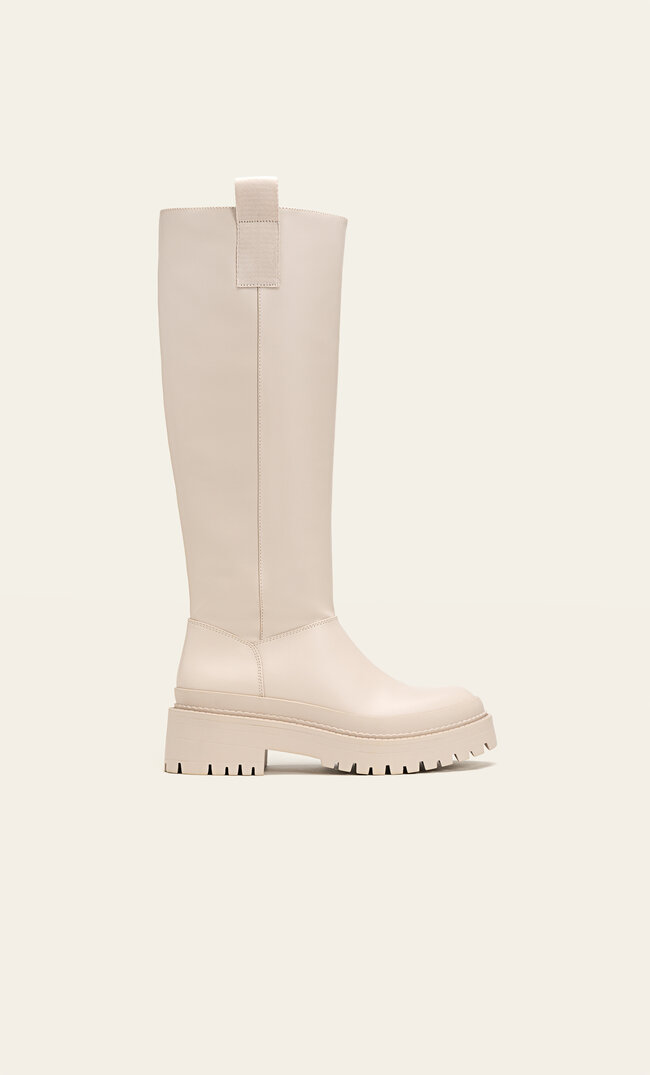 

Stradivarius Flache Stiefel mit gummiertem Finish NATUR 36