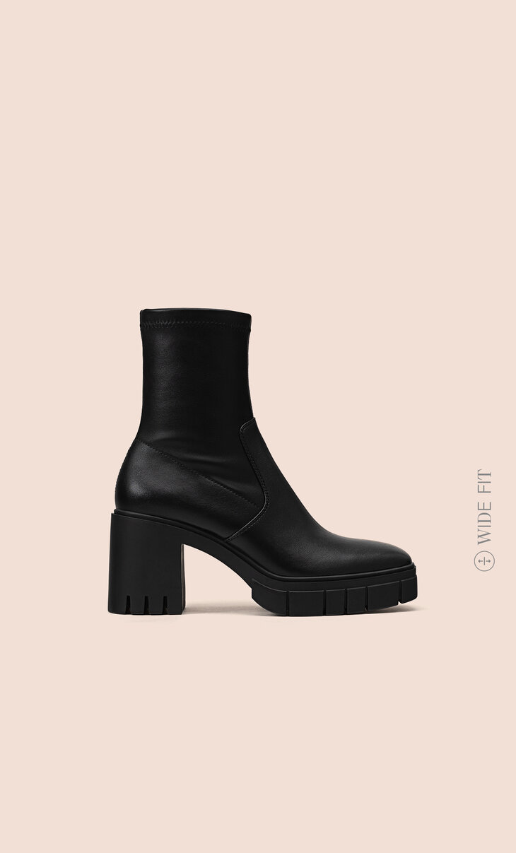 Mid-heel stretch ankle boots