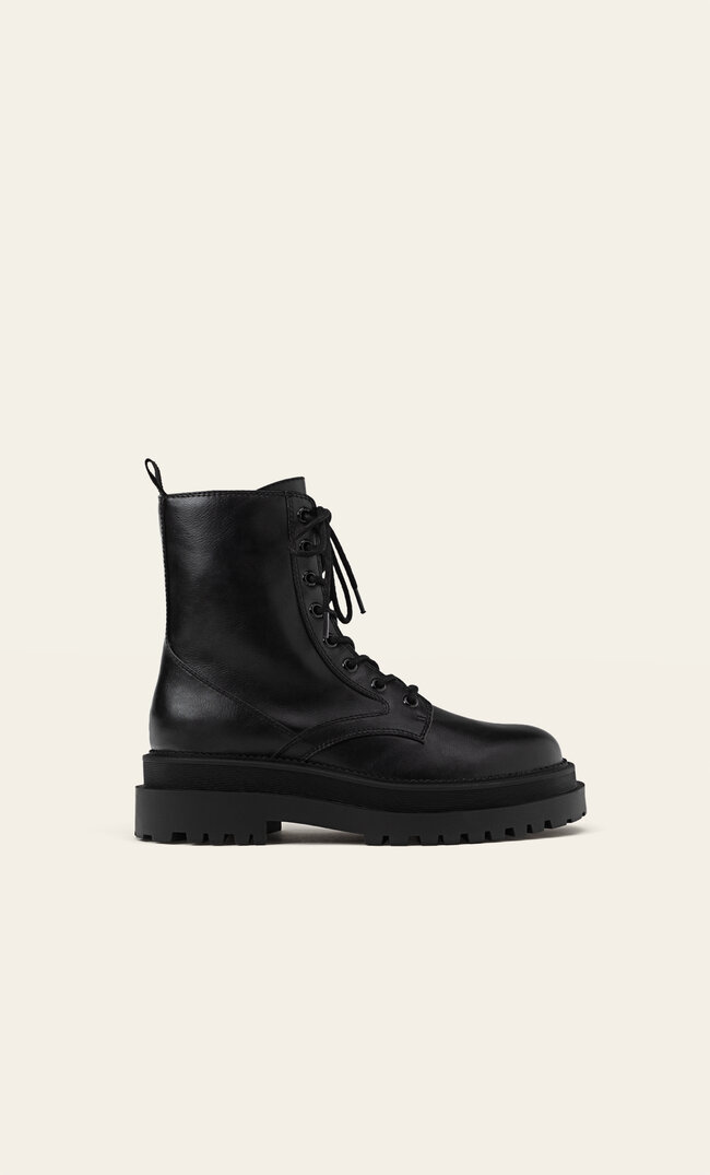 

Stradivarius Flache Stiefeletten Mit Schnürung Schwarz 40