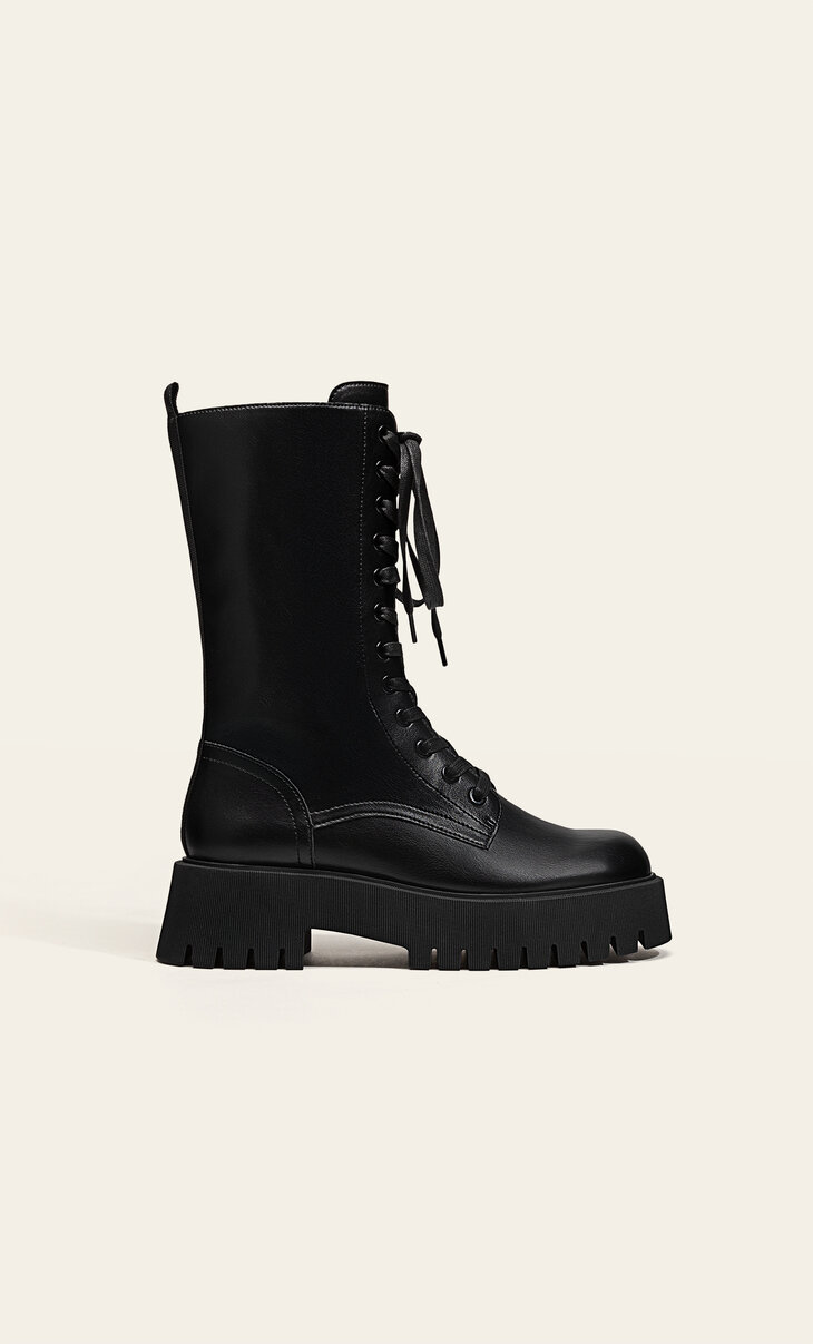 Platte enkellaars met trackzool - Mode voor dames | Stradivarius Netherlands