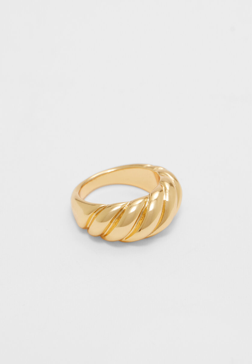 Textured ring. Gold plated.
