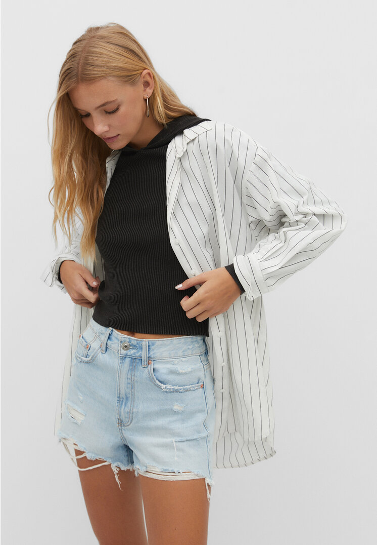 

Stradivarius Spodenki jeansowe z przetarciami Niebieski denim 38