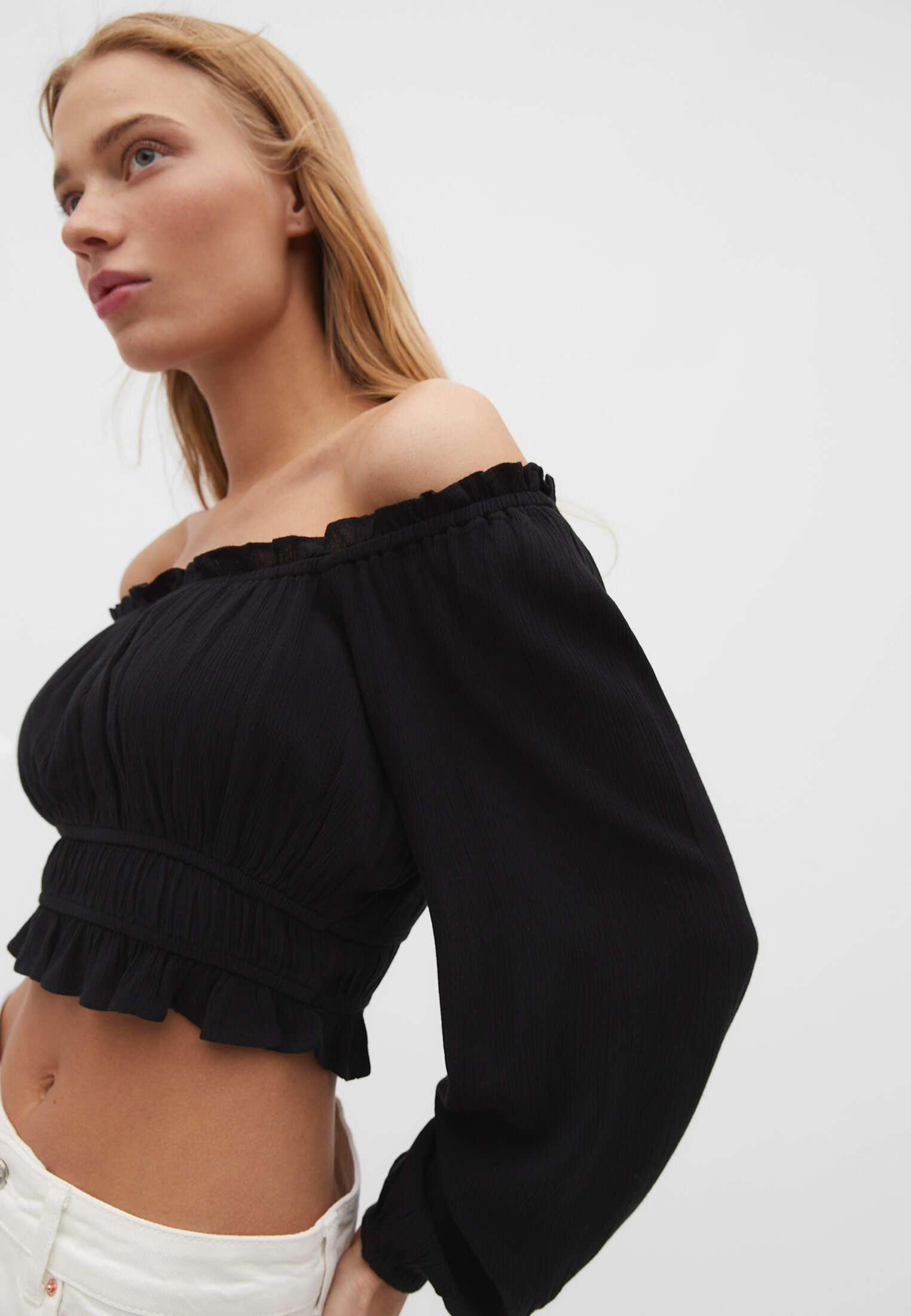 Blusa blanca volantes online stradivarius