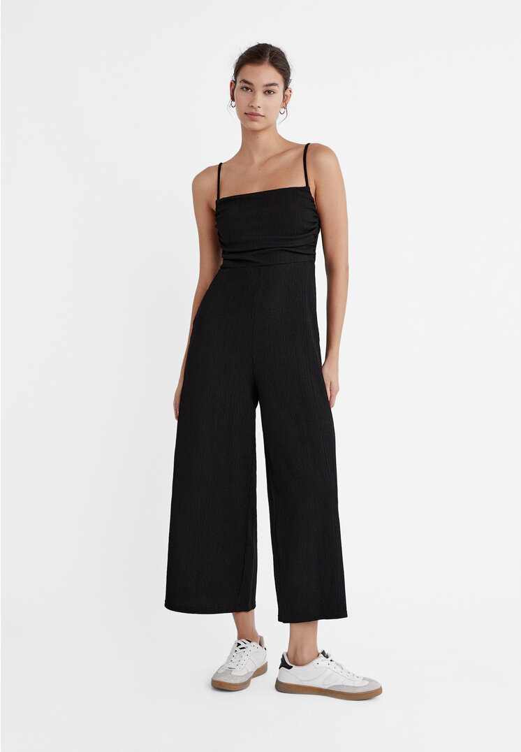 

Stradivarius Cropped-Strick-Jumpsuit mit drapiertem Ausschnitt Schwarz M