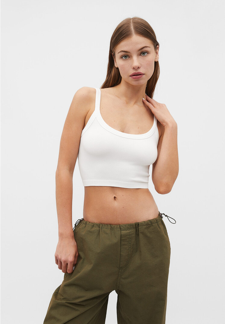 

Stradivarius Cropped-Top mit breiten Trägern Ecru L