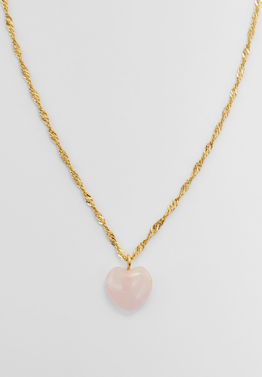 Guldpläterat halsband med hjärtformat stenhänge.