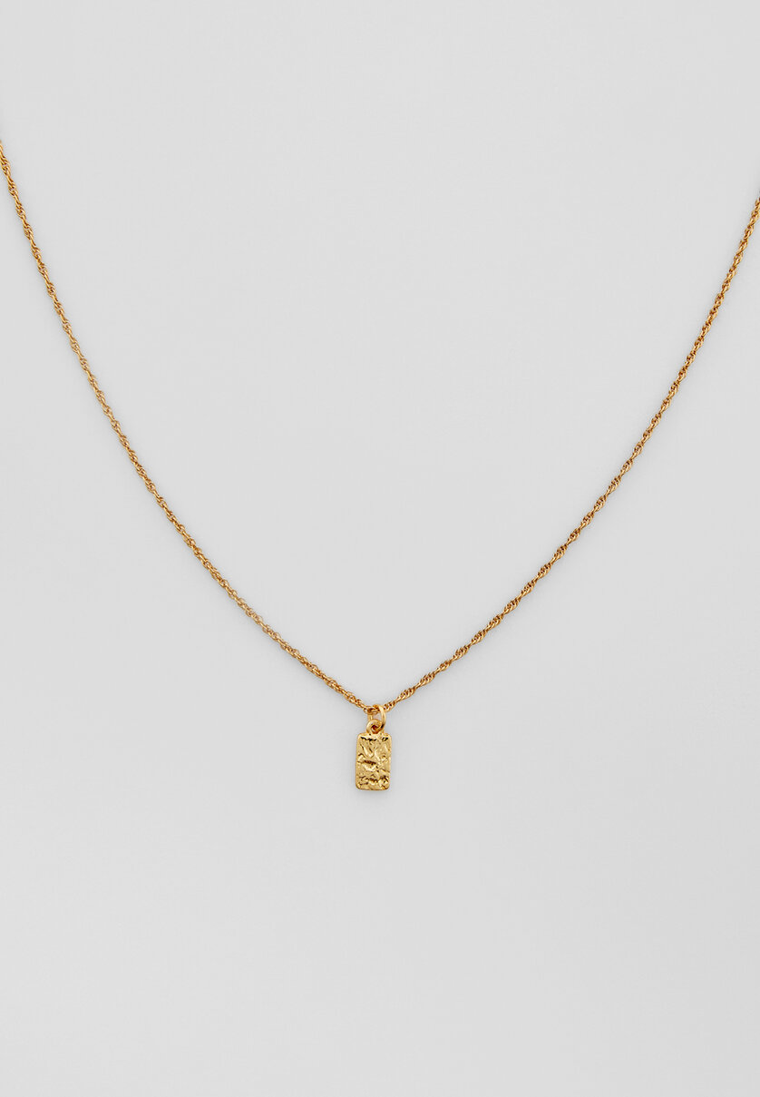 Chain with rectangular charm. Gold plated.