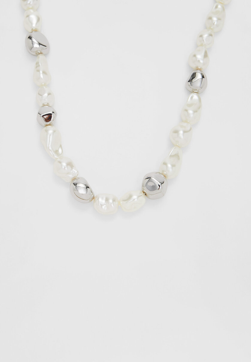 Halskette mit Perlen und Metall
