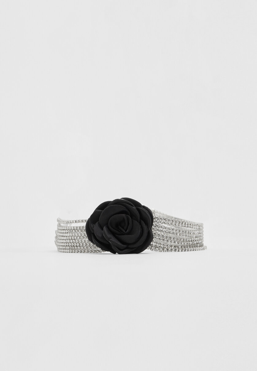 Glittrigt choker-halsband med blomma