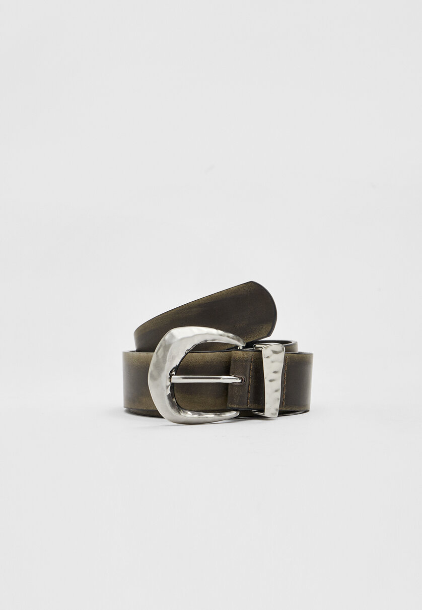 Belt with an irregular hammered buckle