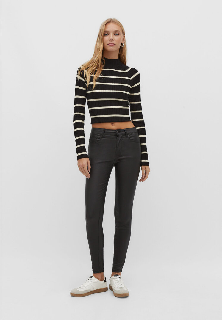 

Stradivarius Beschichtete Hose mit tiefem Bund Schwarz 34