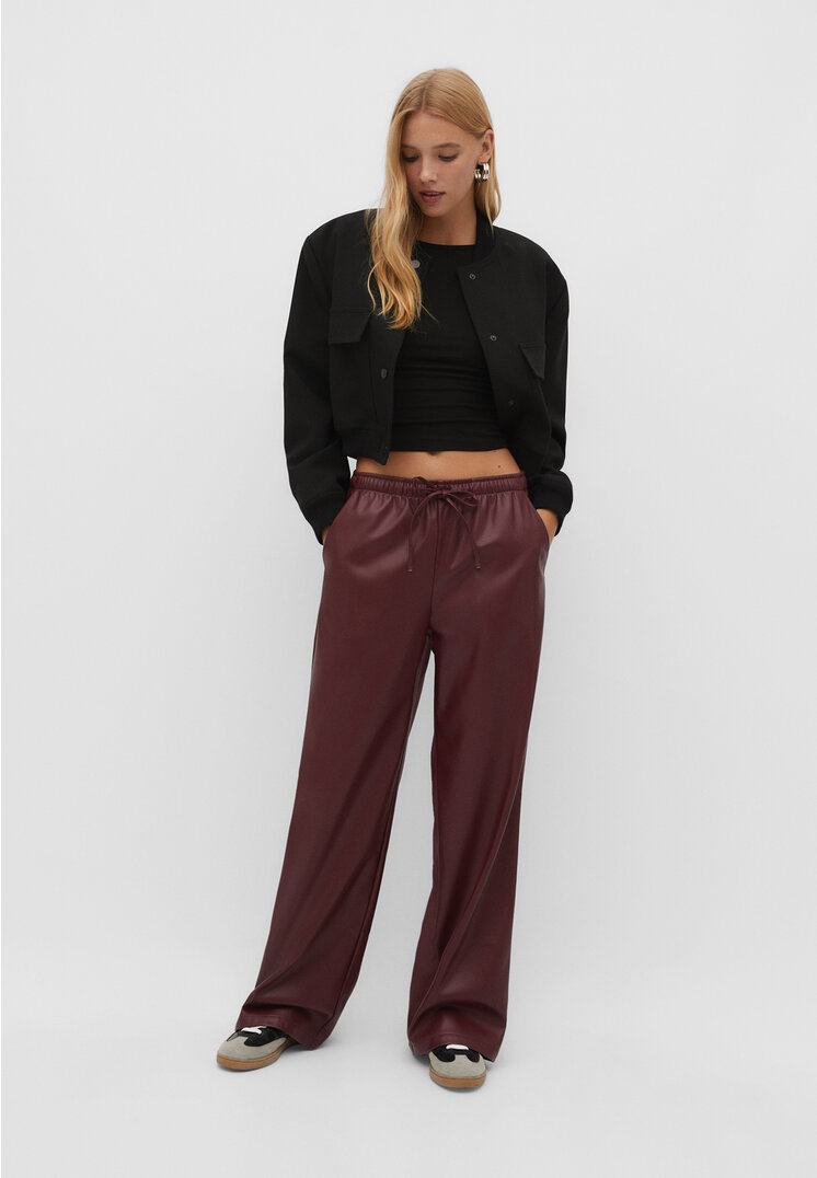 

Stradivarius Hose aus Kunstleder Granatrot L