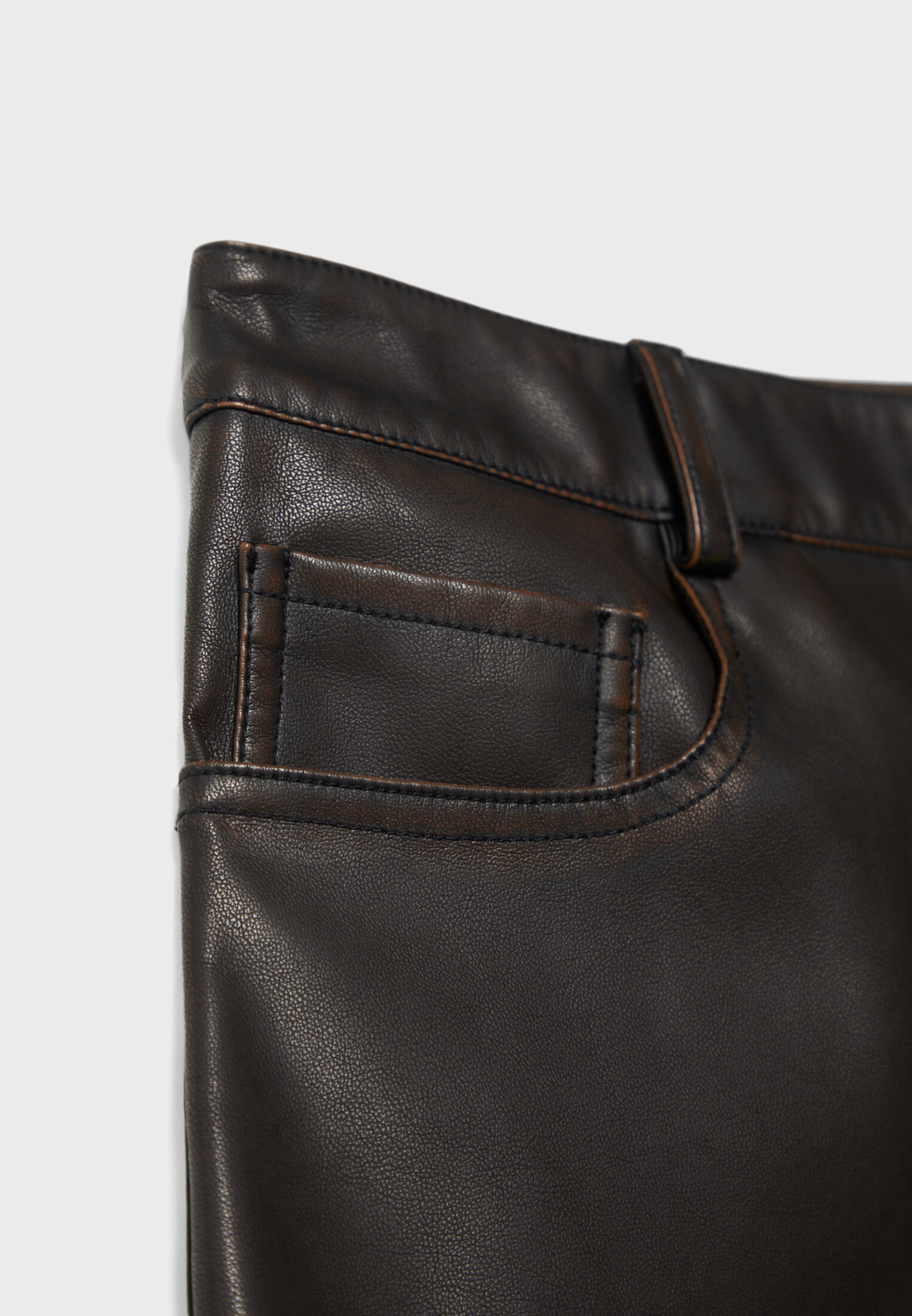 Pantalon cuero marron 2025 stradivarius