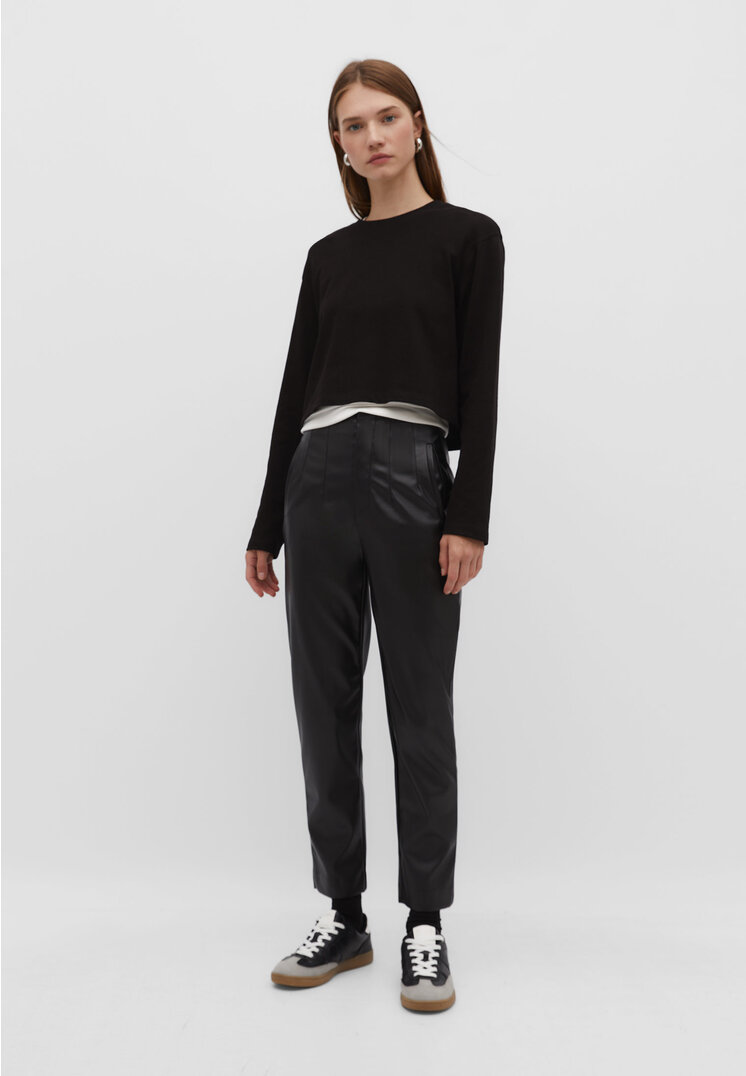

Stradivarius Elegante Bundfaltenhose aus Kunstleder Schwarz 34