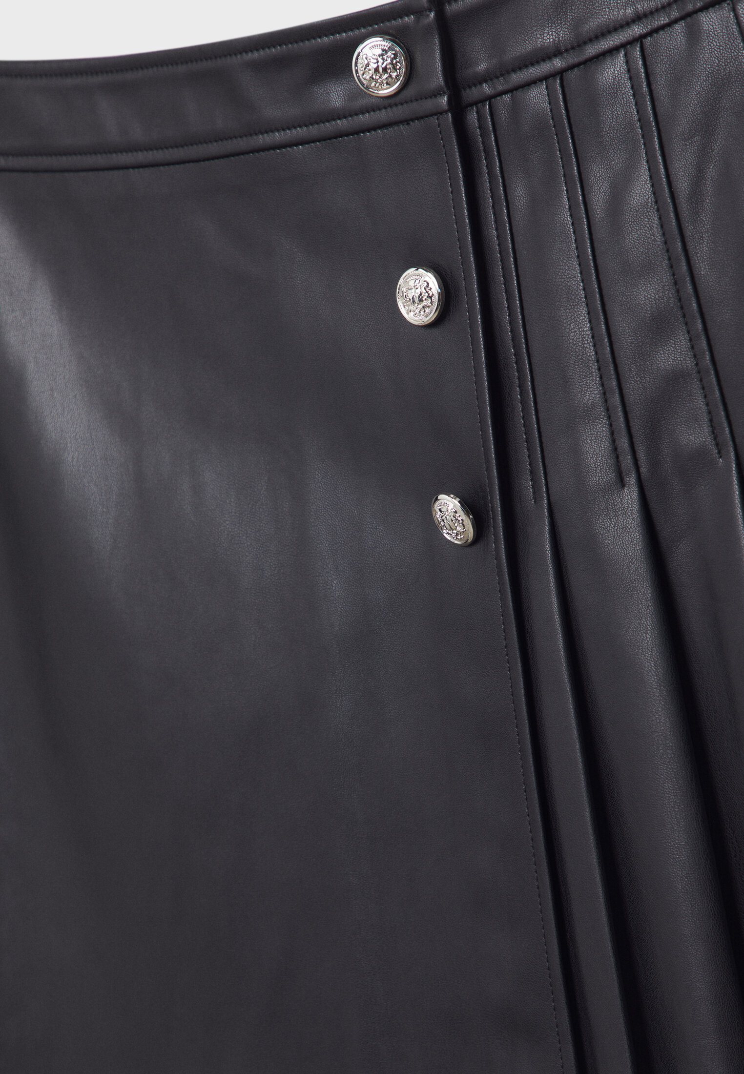 Leather skirt deals with buttons