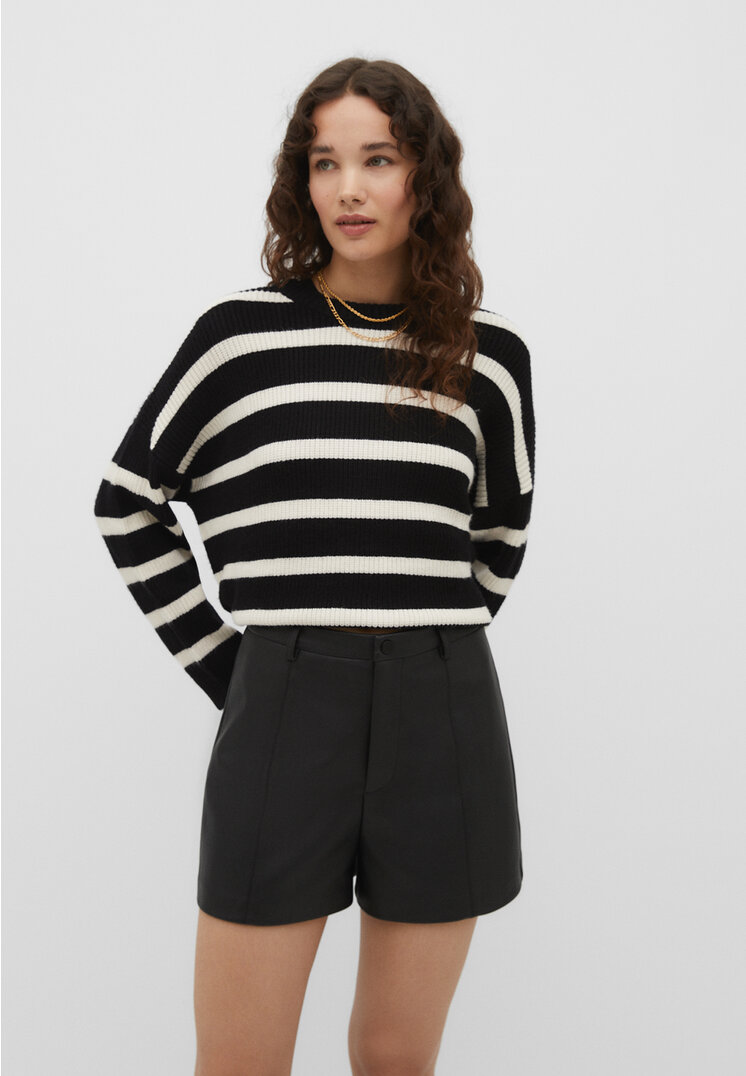

Stradivarius Shorts aus Kunstleder Schwarz 32