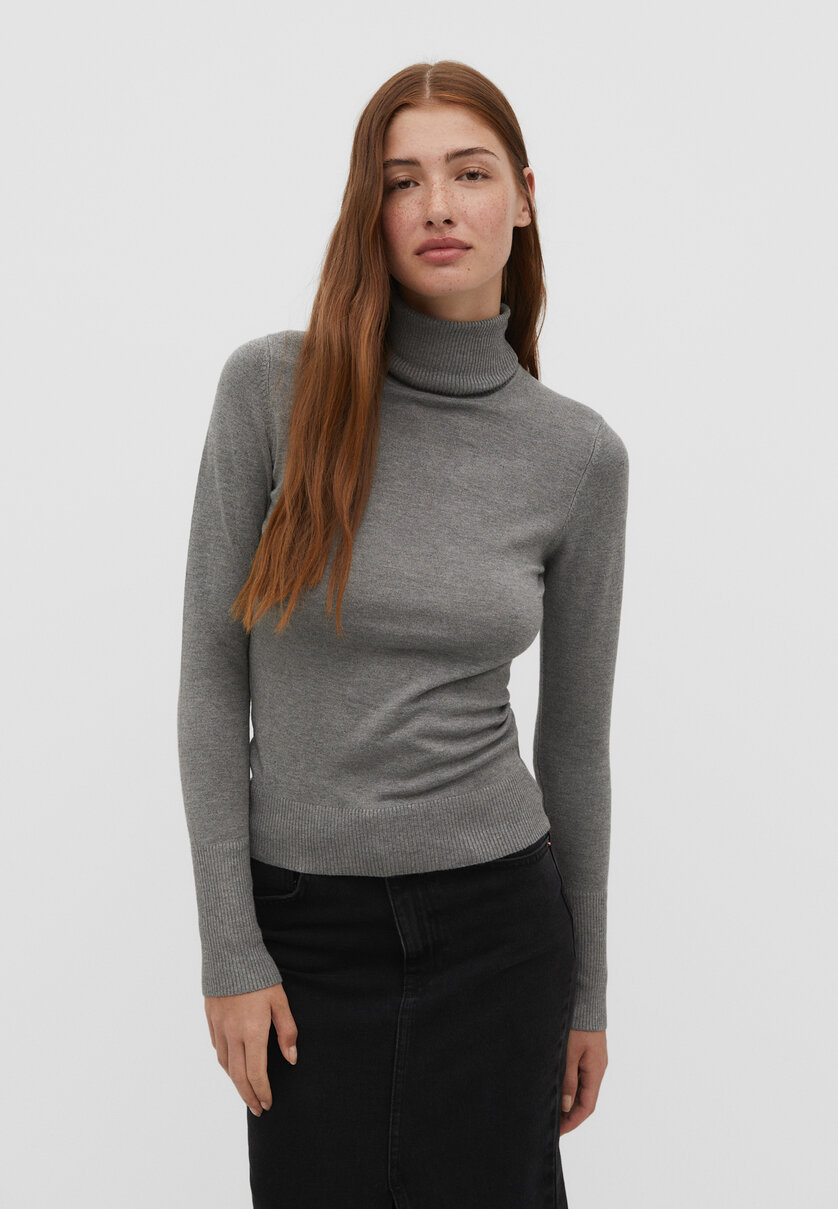 Pletený sveter s vysokým golierom