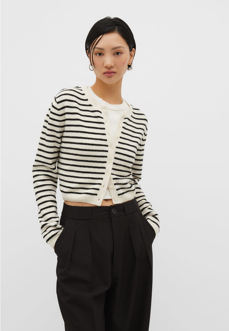

Stradivarius Weiche Strickjacke mit Knöpfen Vanille S