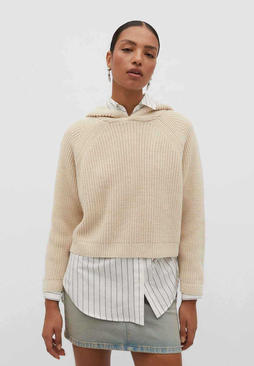 Pletený sveter s kapucňou