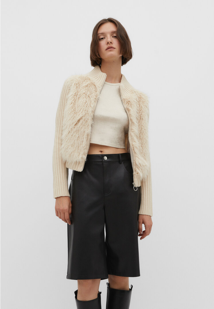 

Stradivarius Strickjacke aus Kunstfell Steingrau M