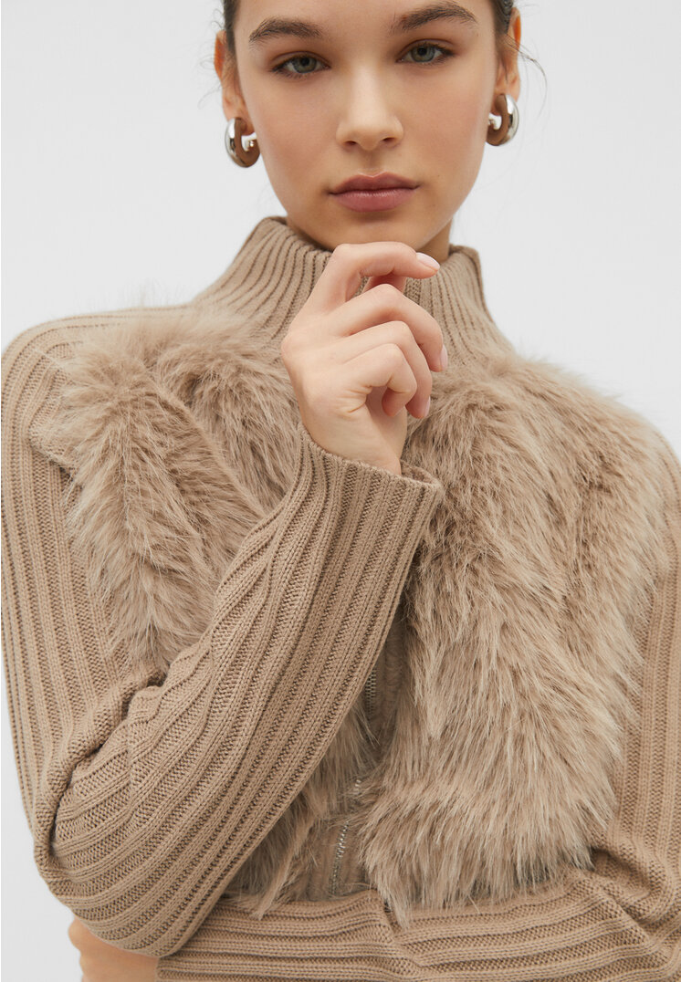 

Stradivarius Strickjacke aus Kunstfell Braun S