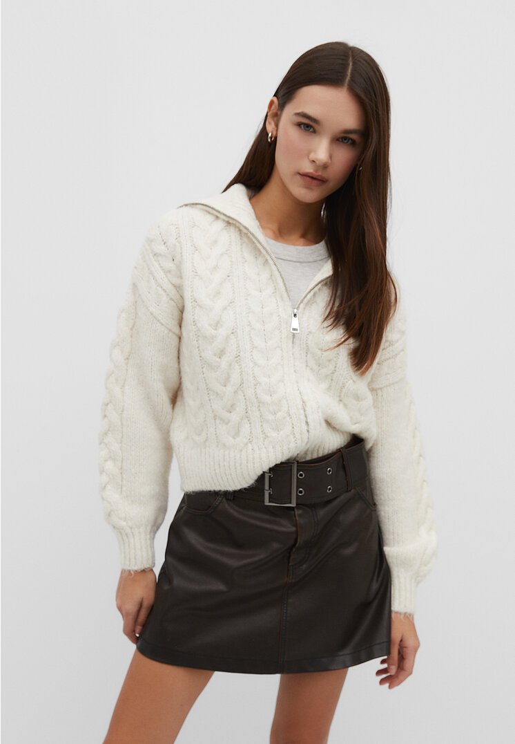 

Stradivarius Strickjacke mit Zopfmuster und Reißverschluss Vanille M