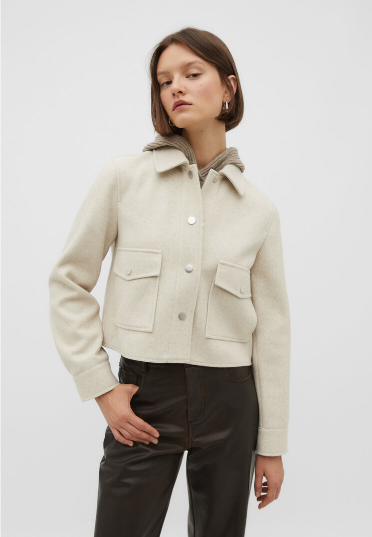 

Stradivarius Kurze Soft-Touch-Jacke Ecru L