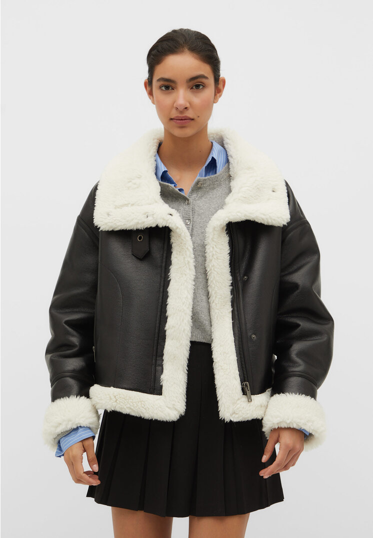 Stradivarius Doubleface-Jacke mit Kontrastfarbe Schwarz L