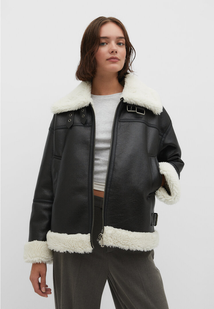

Stradivarius Doubleface-Pilotenjacke mit Kontrastfarbe Schwarz L