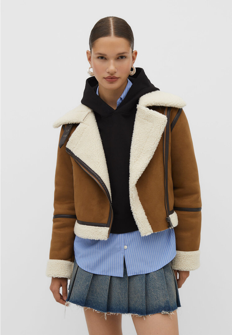 

Stradivarius Kurze Doubleface-Bikerjacke mit Kontrastfarbe Dunkles Camel M