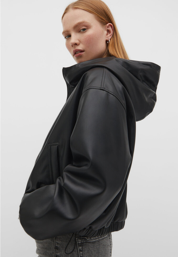 

Stradivarius Jacke aus Kunstleder mit Kapuze Schwarz L