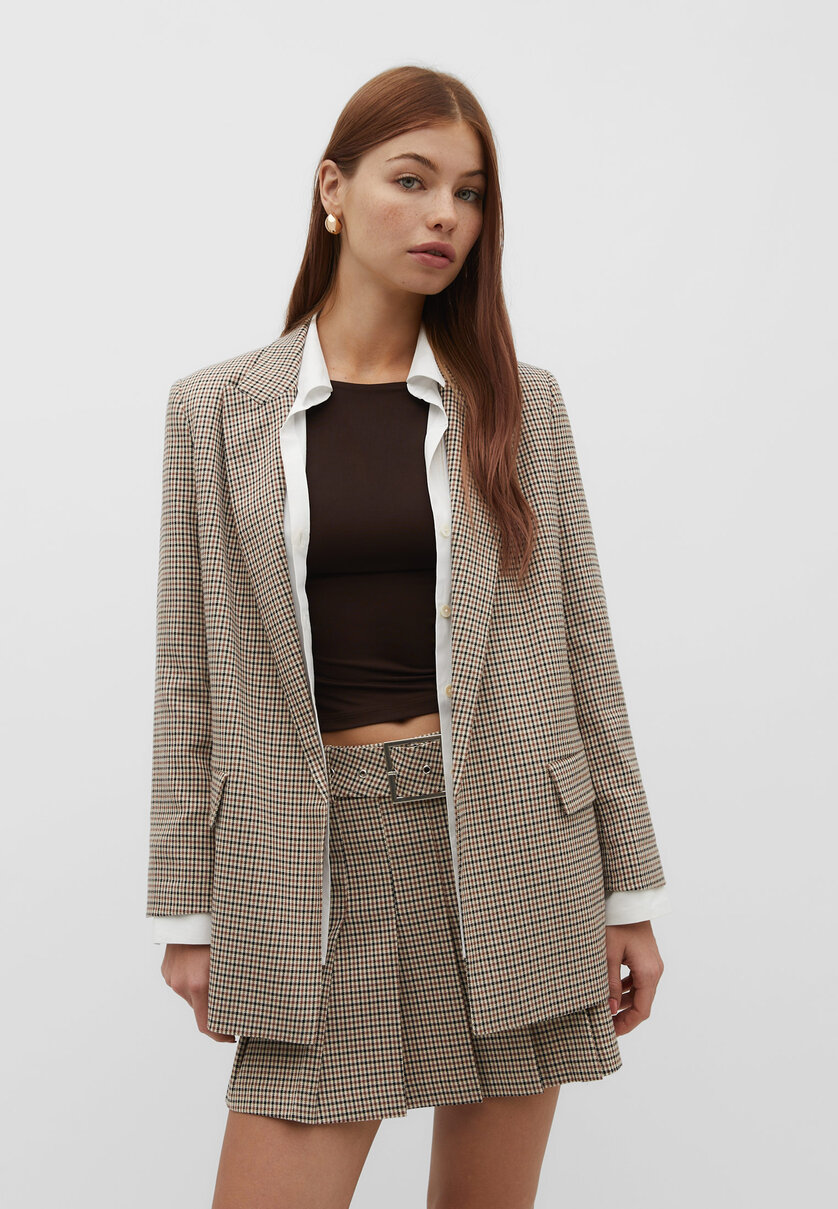 Loose-fitting houndstooth blazer