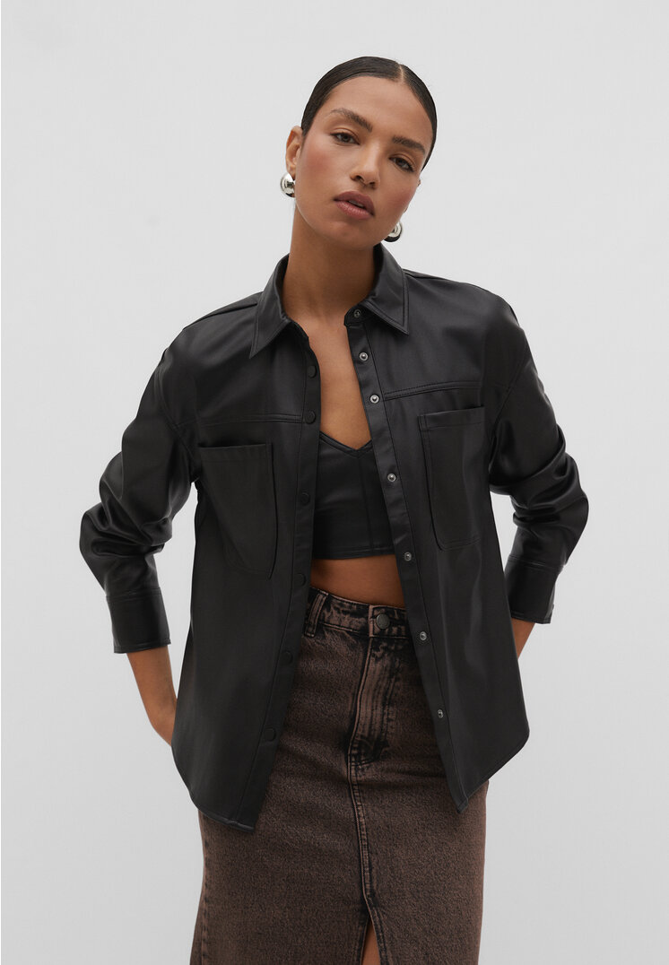 Stradivarius Basic-Hemd aus Kunstleder Schwarz M