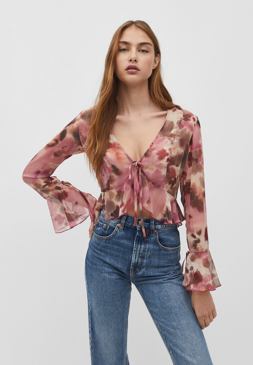 Flowing open blouse with knot