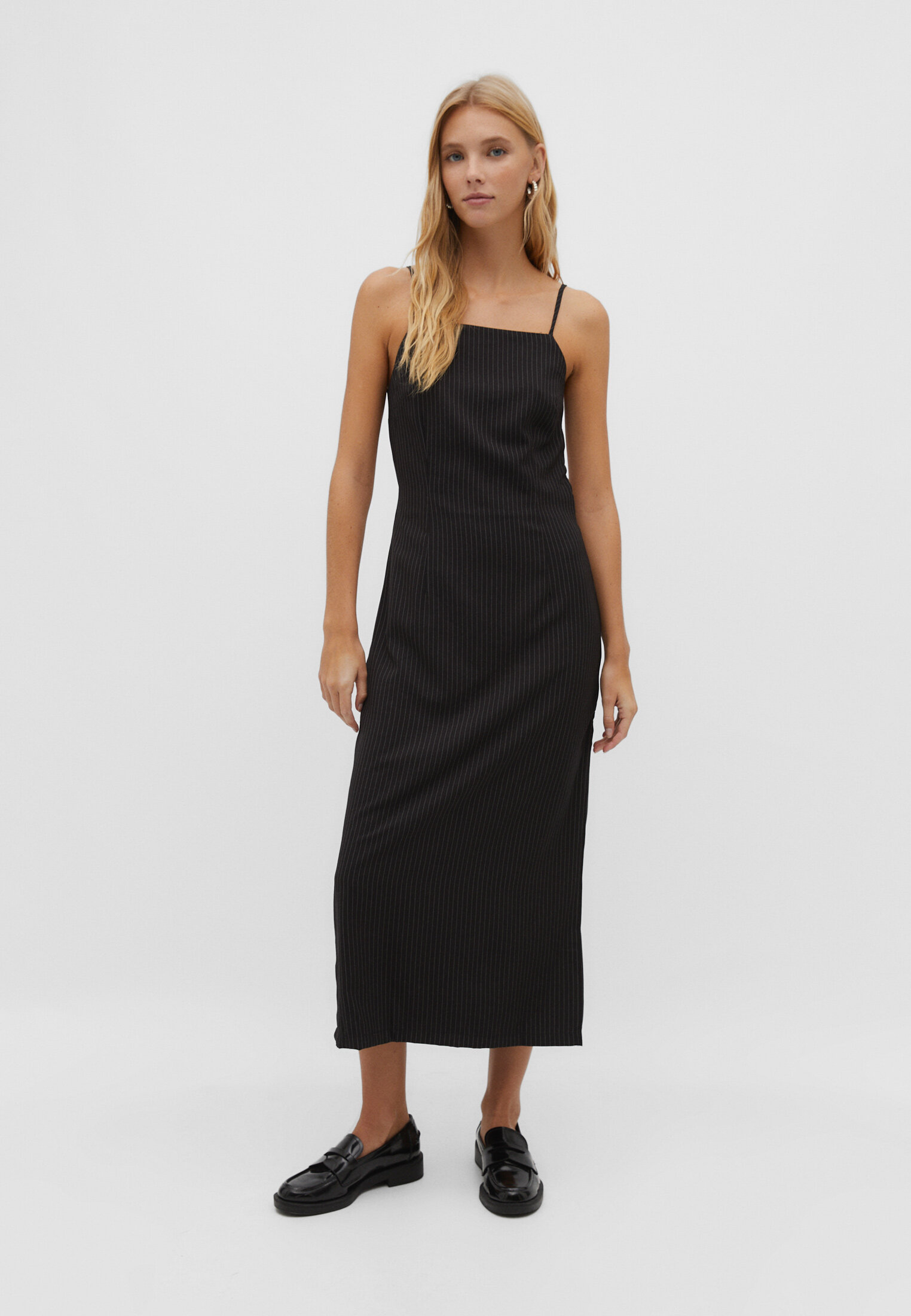 Vestido midi best sale negro stradivarius