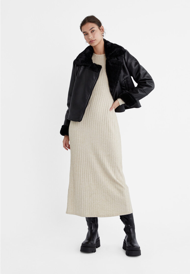 

Stradivarius Langes Kleid mit Rippmuster Steingrau XS