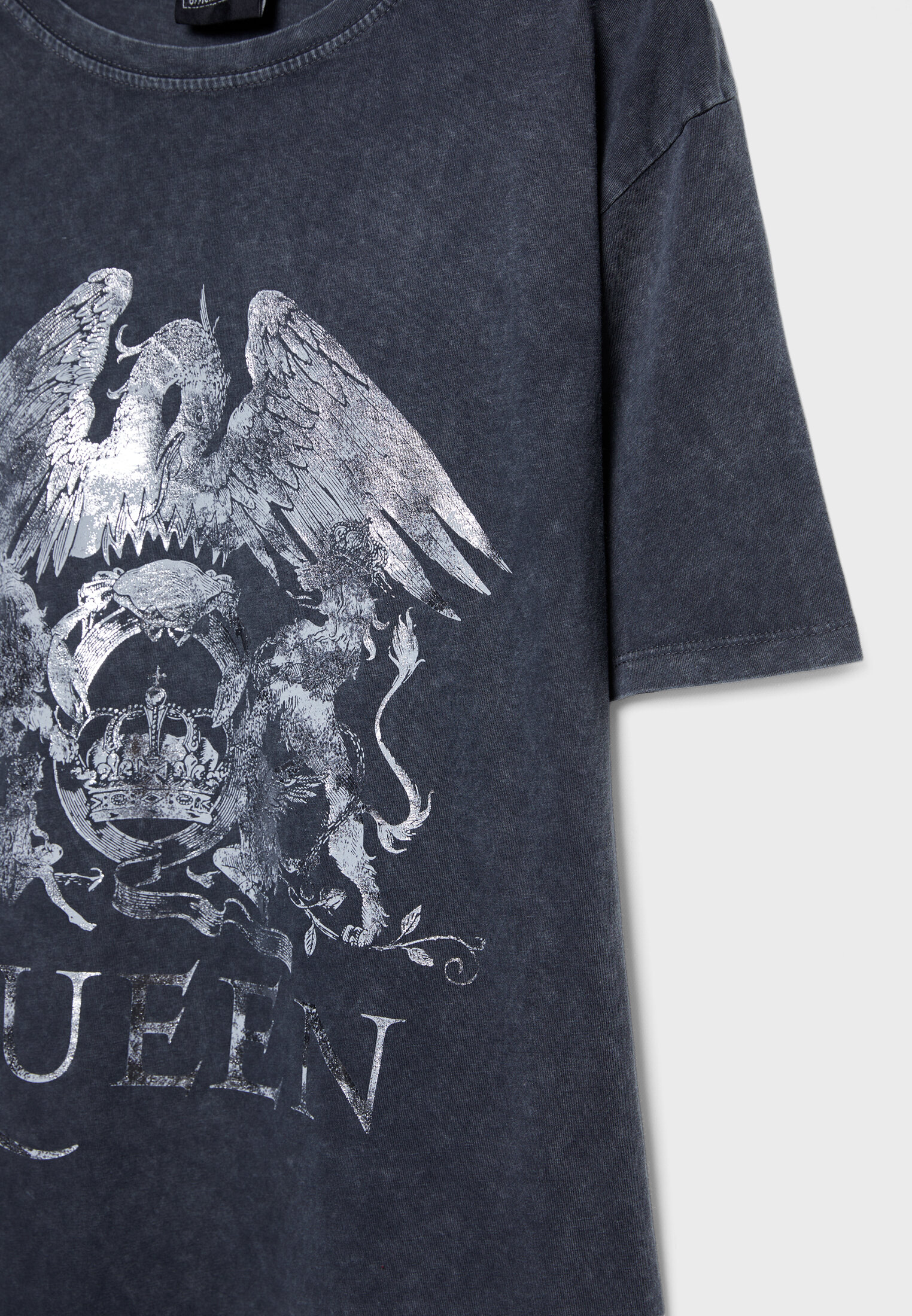 Queen T shirt with shiny detail Women s fashion Stradivarius